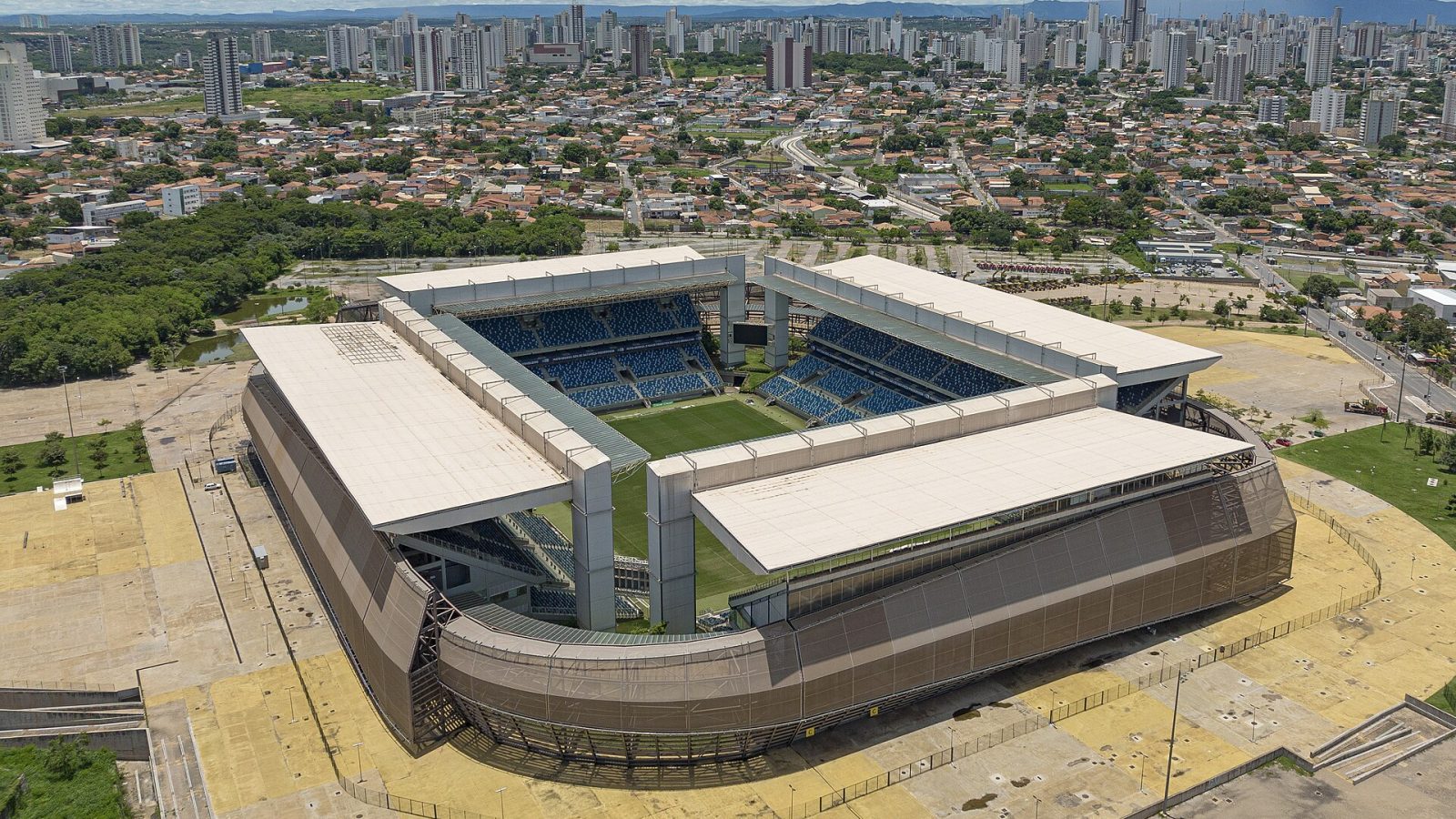 Vista externa da Arena Pantanal, estádio de futebol em Cuiabá (MT)