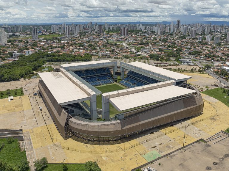 Vista externa da Arena Pantanal, estádio de futebol em Cuiabá (MT)