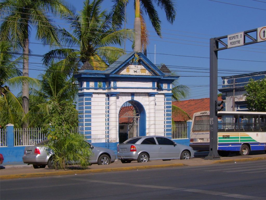Fachada do 1º Batalhão da Polícia Militar de Mato Grosso (PMMT) em Cuiabá