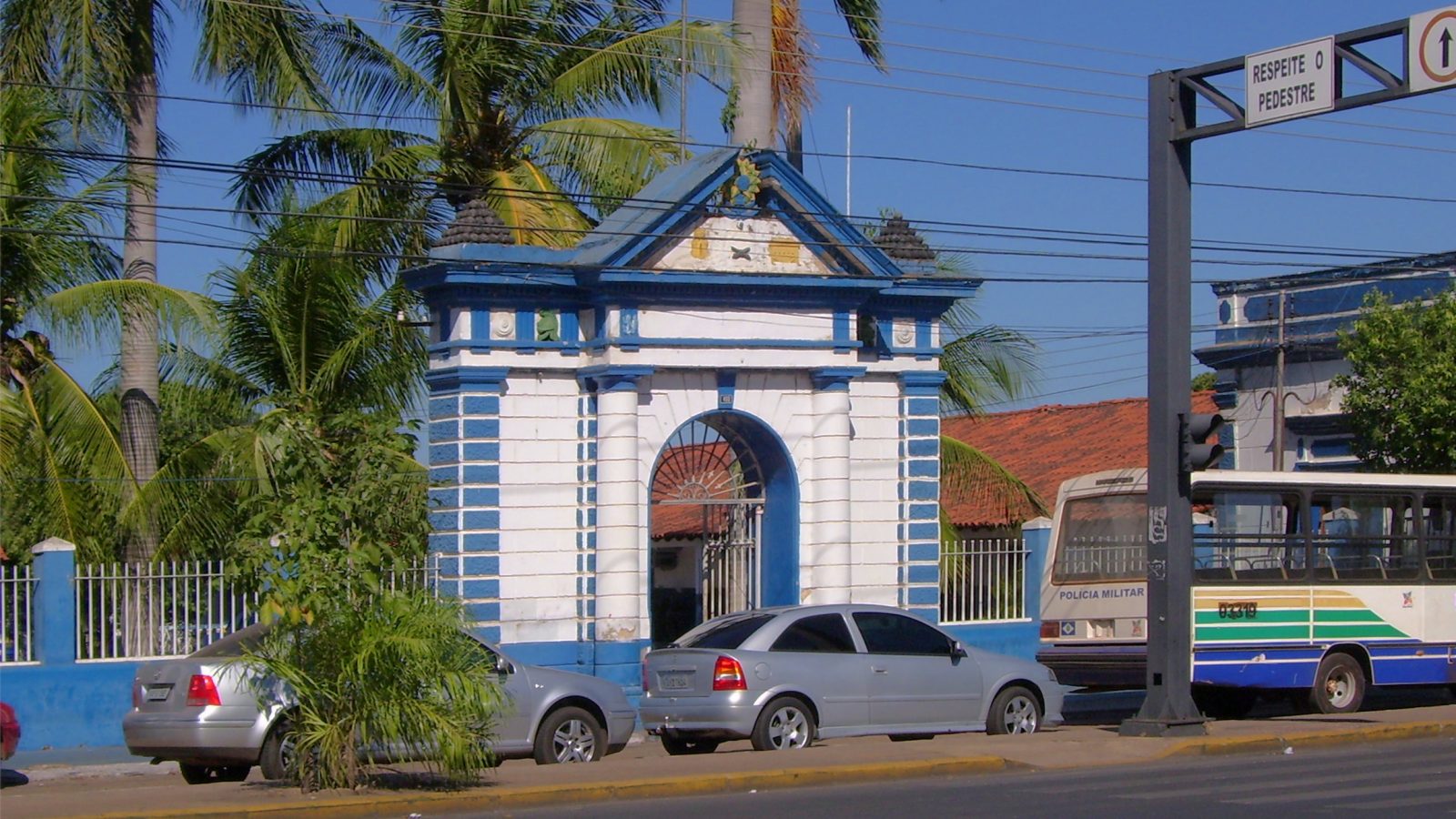 Fachada do 1º Batalhão da Polícia Militar de Mato Grosso (PMMT) em Cuiabá