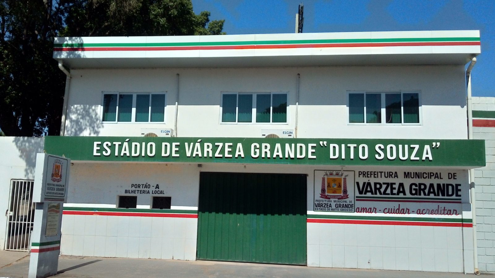 Estádio Dito Souza, em Várzea Grande (MT) — casa do Clube Esportivo Operário Várzea-Grandense (C.E.O.V.) (Foto: Bruno Luiz / Wikimedia Commons (CC BY-SA 4.0))