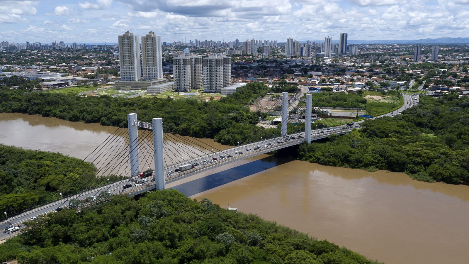 Vista aérea da Ponte Sérgio Motta sobre o Rio Cuiabá, ligando Várzea Grande a Cuiabá (MT)