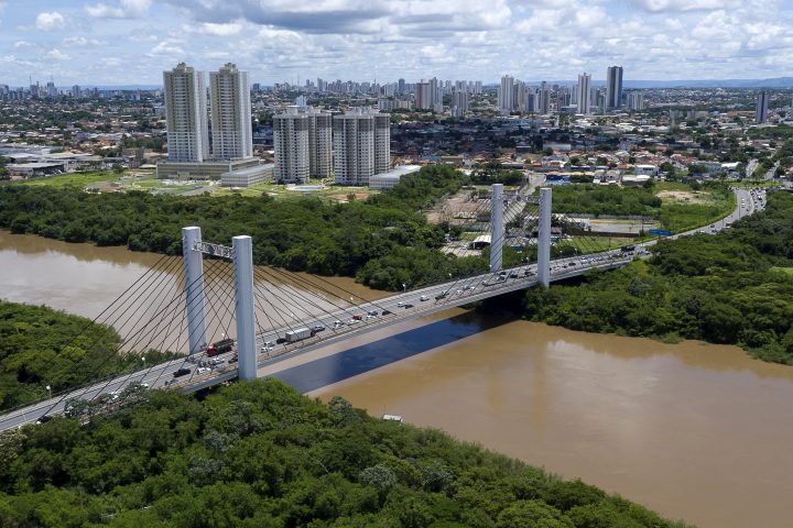 Vista aérea da Ponte Sérgio Motta sobre o Rio Cuiabá, ligando Várzea Grande a Cuiabá (MT)