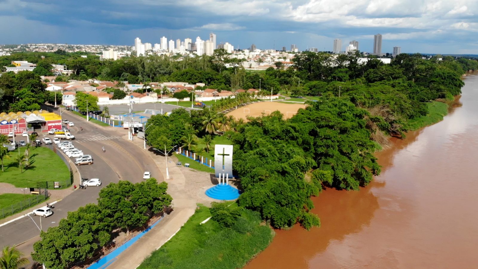 Vista urbana de Rondonópolis (MT), às margens do Rio Vermelho — segunda maior cidade de Mato Grosso