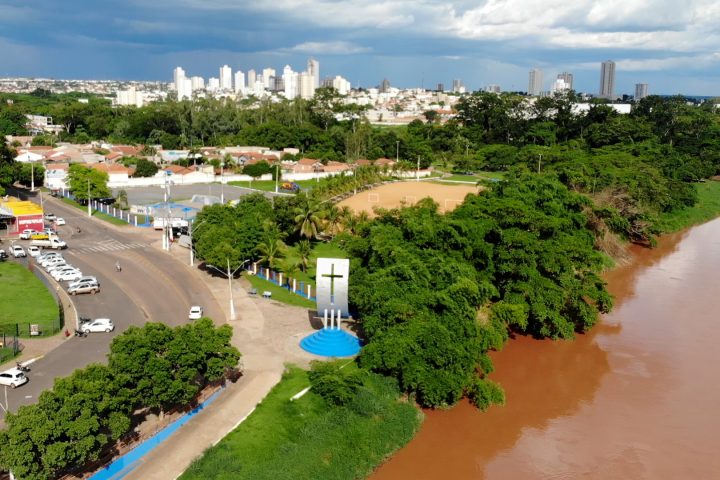 Vista urbana de Rondonópolis (MT), às margens do Rio Vermelho — segunda maior cidade de Mato Grosso