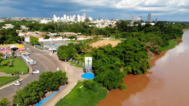 Vista urbana de Rondonópolis (MT), às margens do Rio Vermelho — segunda maior cidade de Mato Grosso