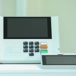 Urna eletrônica modelo UE2020 com terminal do mesário ao lado, aparelho da Justiça Eleitoral