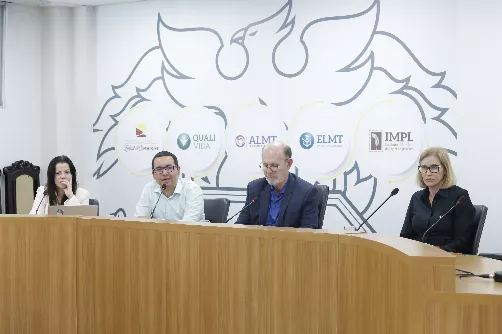 Mesa da audiência pública da Comissão de Fiscalização e Acompanhamento da Execução Orçamentária da ALMT sobre as metas fiscais do primeiro quadrimestre de 2026, em Cuiabá. Foto: Secretaria de Comunicação Social/ALMT
