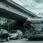 Ônibus elétrico de transporte público urbano em operação