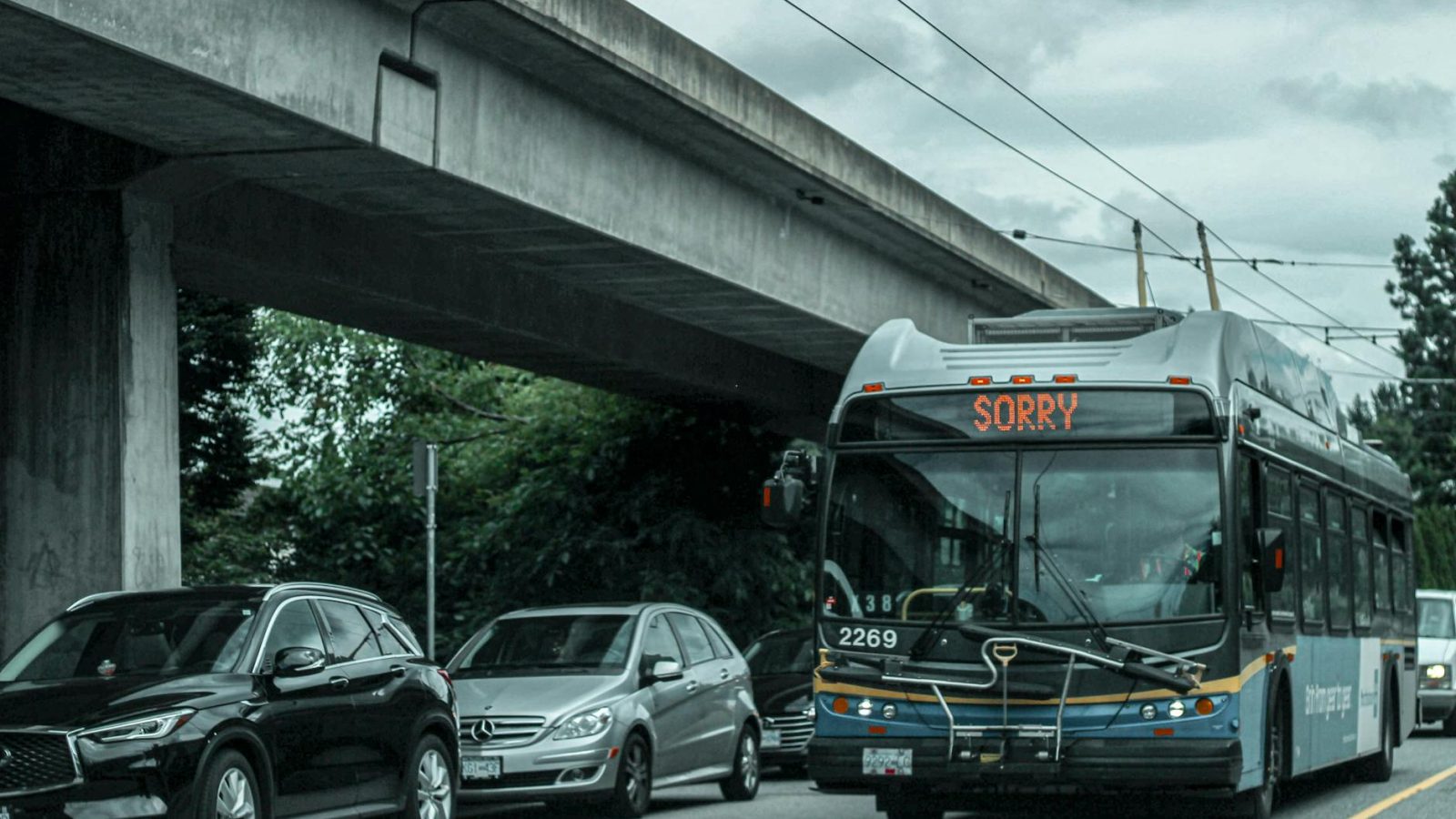 Ônibus elétrico de transporte público urbano em operação