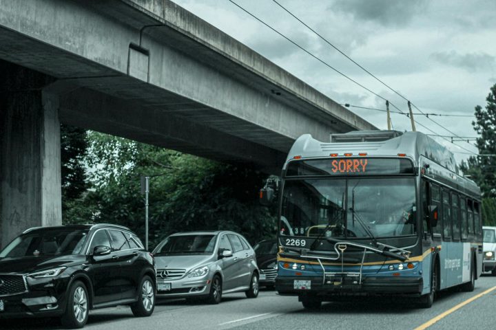 Ônibus elétrico de transporte público urbano em operação