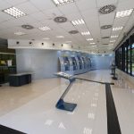 Corredor de caixas eletrônicos de agência do Banco do Brasil; nova lei estadual exige ao menos um equipamento adaptado por ponto de autoatendimento em MT.
