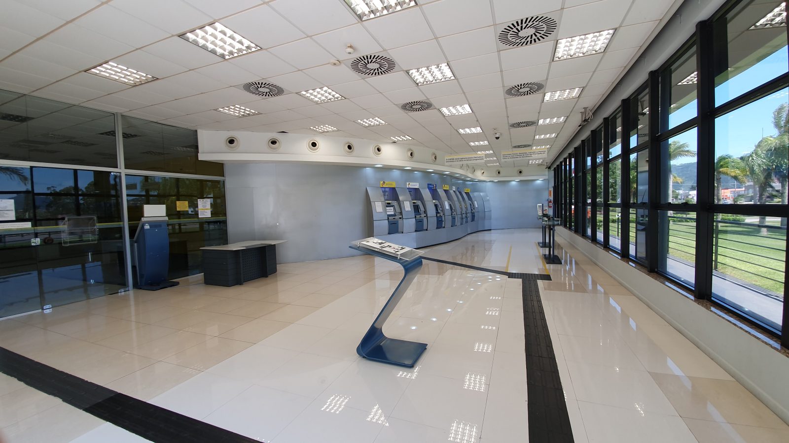 Corredor de caixas eletrônicos de agência do Banco do Brasil; nova lei estadual exige ao menos um equipamento adaptado por ponto de autoatendimento em MT.