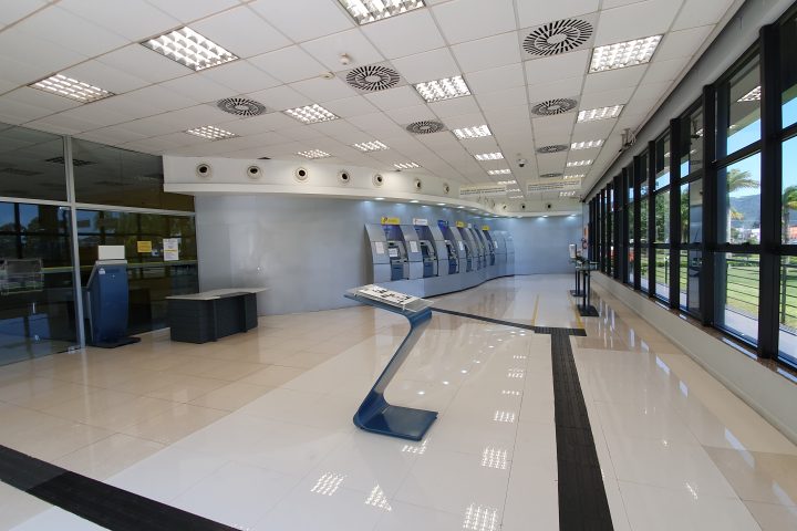 Corredor de caixas eletrônicos de agência do Banco do Brasil; nova lei estadual exige ao menos um equipamento adaptado por ponto de autoatendimento em MT.