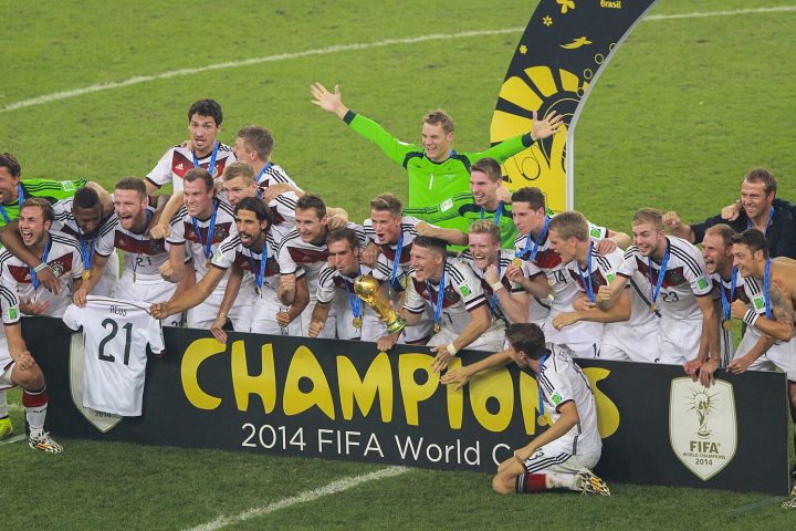 Taça da Copa do Mundo erguida pelos campeões