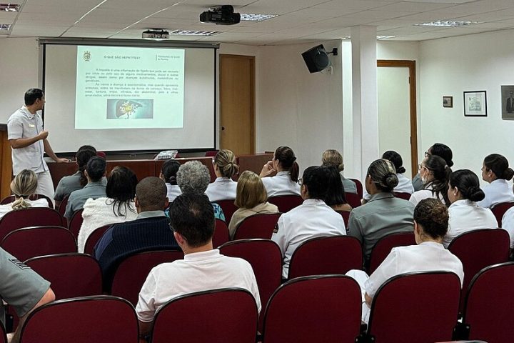 Auditório com plateia durante palestra de saúde pública