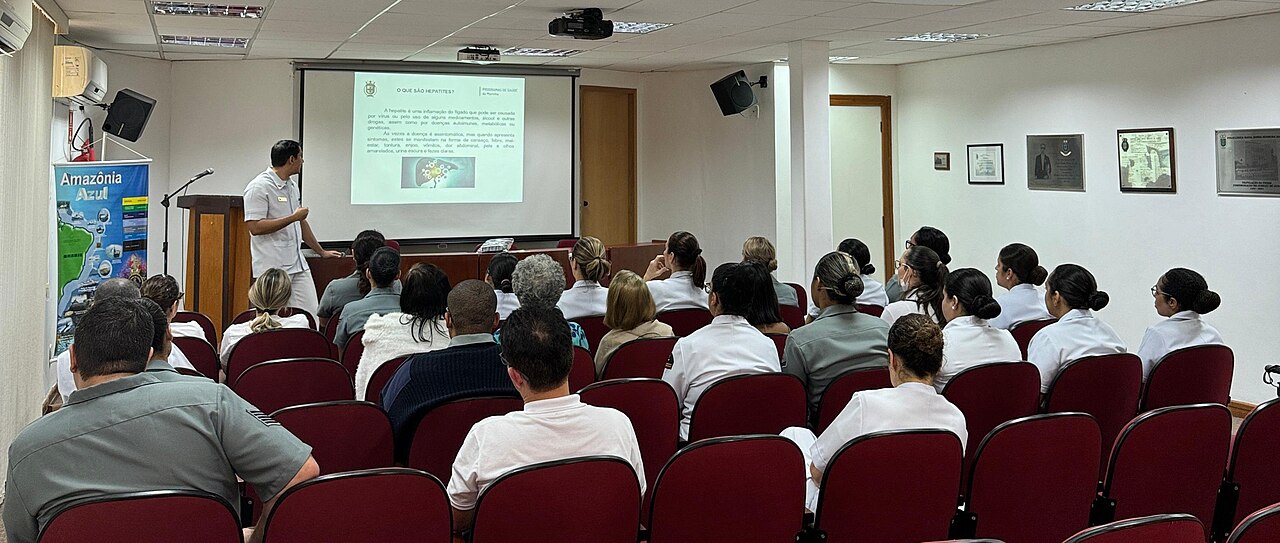 Auditório com plateia durante palestra de saúde pública