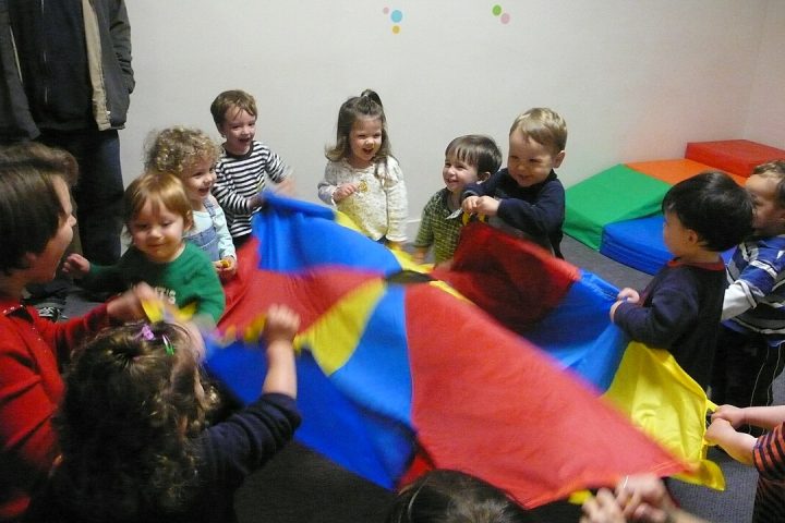 Crianças brincando em creche