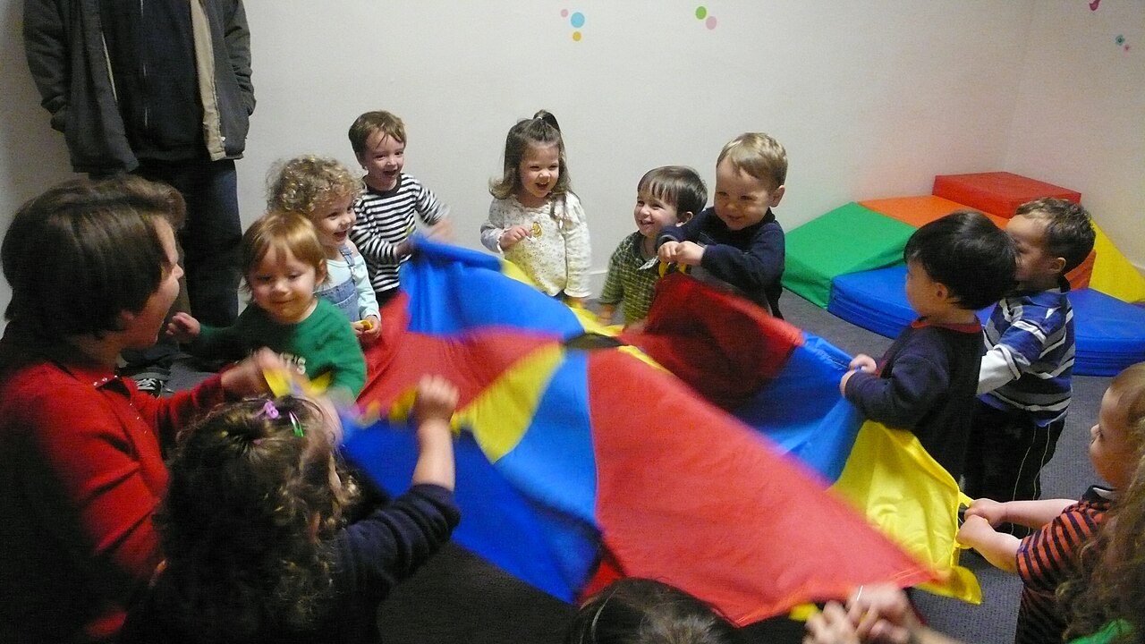 Crianças brincando em creche