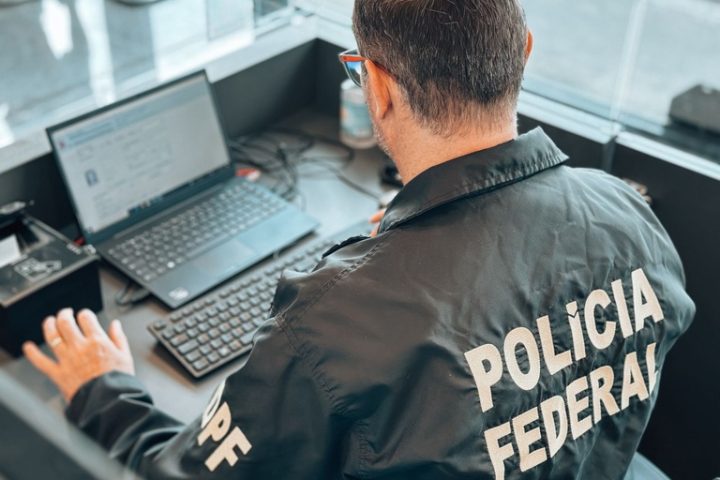 Operação da PF aprofunda investigações sobre crimes de abuso sexual infantojuvenil praticados na internet.