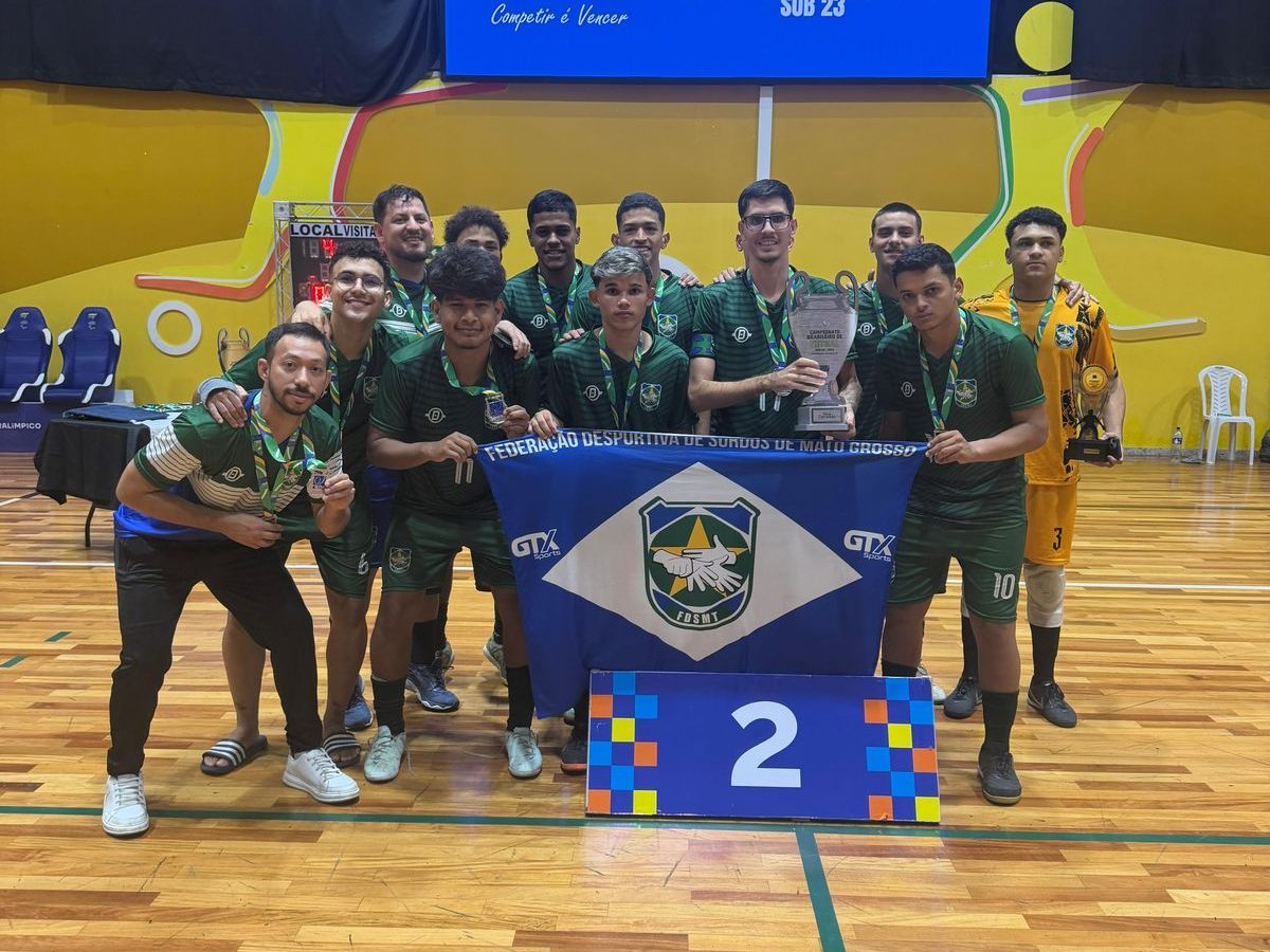 A FDSMT no pódium de vice-campeã do Brasileiro de Futsal de Surdos Sub-23, em São Paulo.