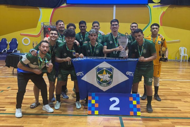 A FDSMT no pódium de vice-campeã do Brasileiro de Futsal de Surdos Sub-23, em São Paulo.