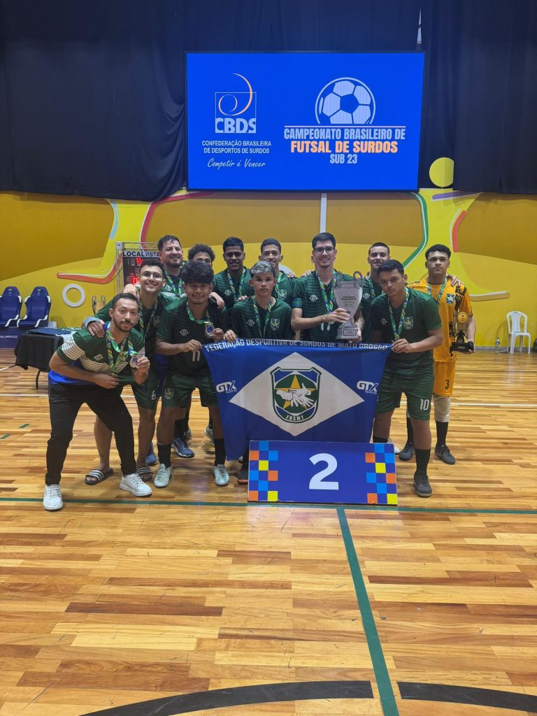A FDSMT no pódium de vice-campeã do Brasileiro de Futsal de Surdos Sub-23, em São Paulo.