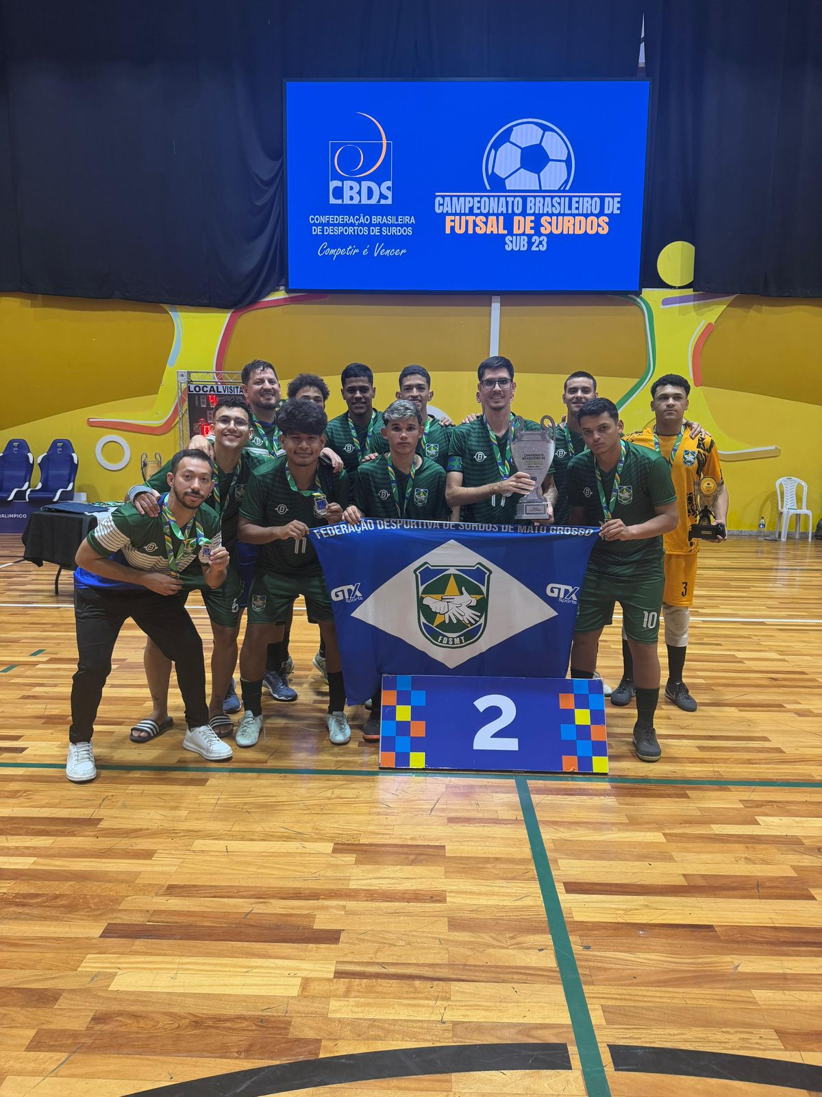 Equipe da FDSMT no pódium de vice-campeã, com troféu e medalhas, no Brasileiro de Futsal de Surdos Sub-23