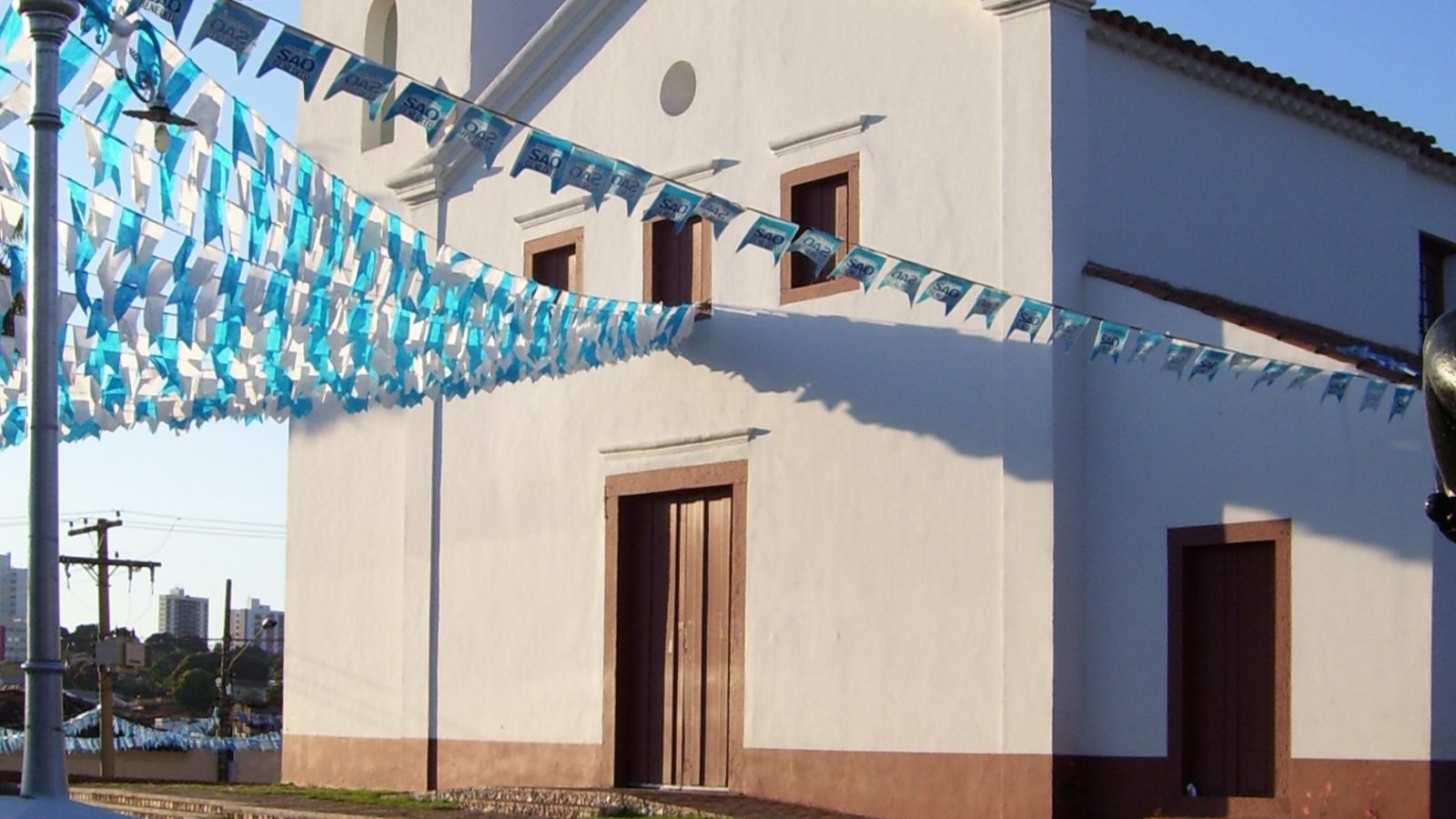 Igreja de Nossa Senhora do Rosário e Capela de São Benedito, no centro histórico de Cuiabá (MT).