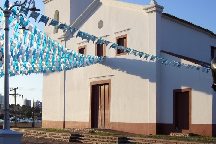 Igreja de Nossa Senhora do Rosário e Capela de São Benedito, no centro histórico de Cuiabá (MT).