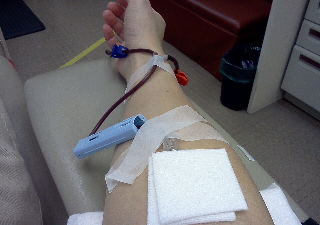 Braço de doador durante coleta de sangue