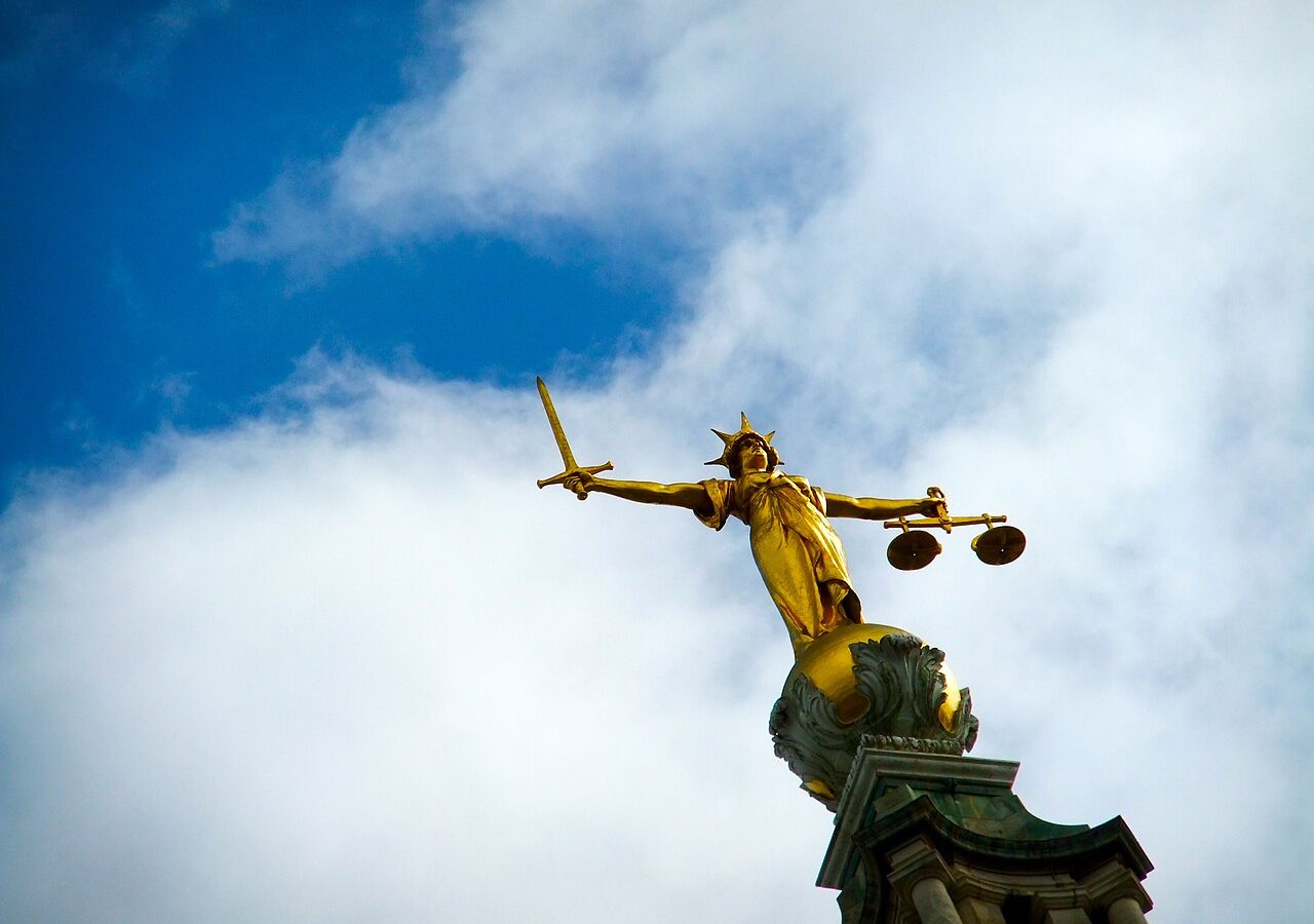 Estátua da Justiça segurando a balança