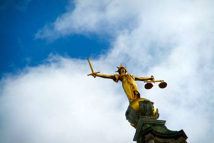 Estátua da Justiça segurando a balança