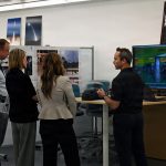 Pessoas em centro de inovação tecnológica com telas