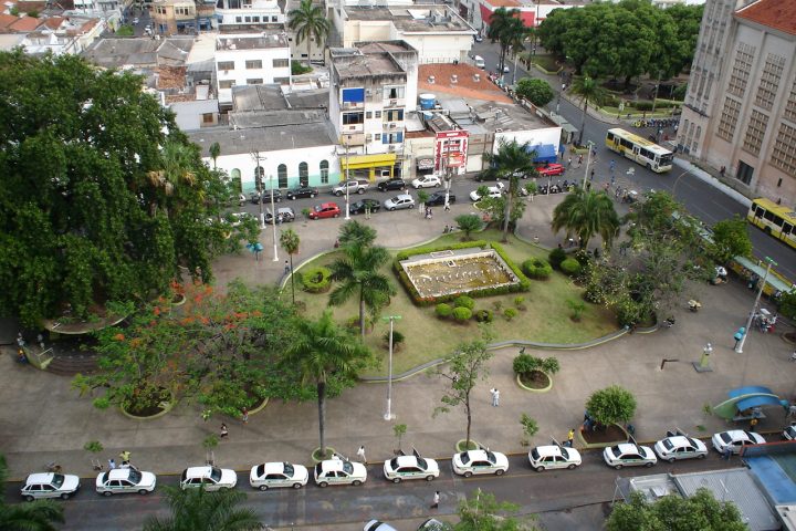 Vista da Praça Alencastro e do entorno do Palácio Alencastro, no centro de Cuiabá (MT).