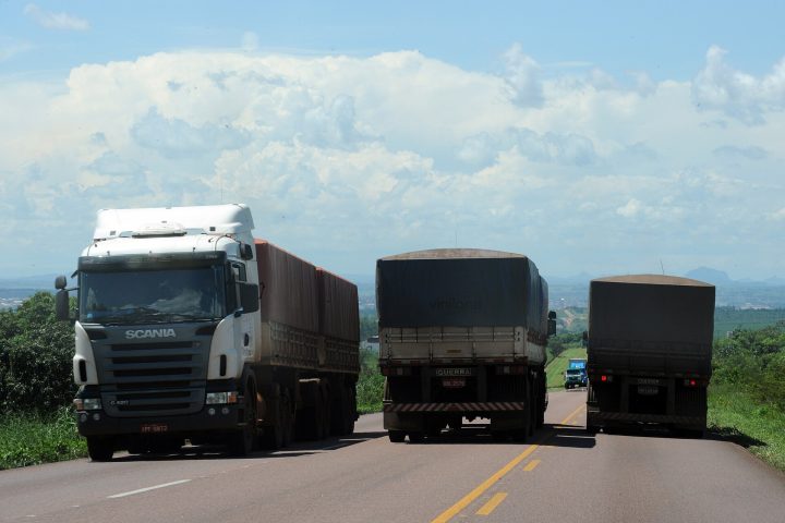 Caminhão de transporte de soja em Rondonópolis