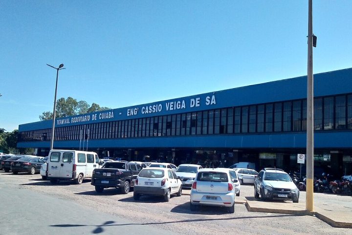 Ônibus no terminal rodoviário de Cuiabá