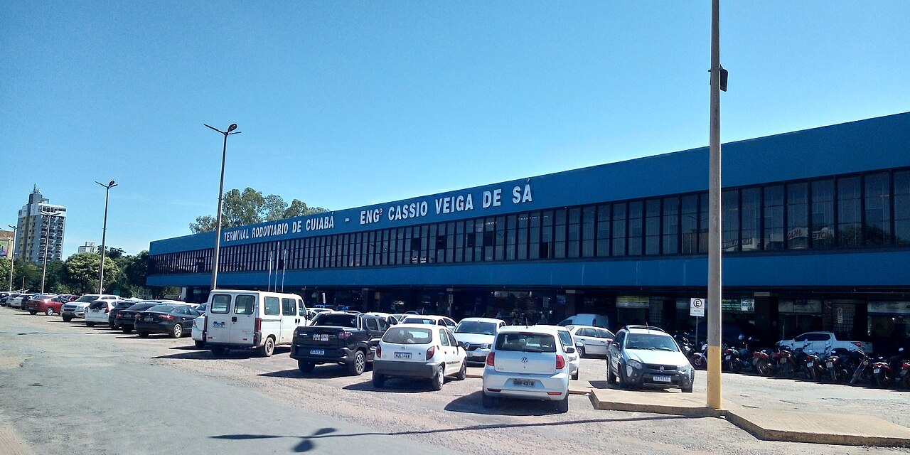 Ônibus no terminal rodoviário de Cuiabá