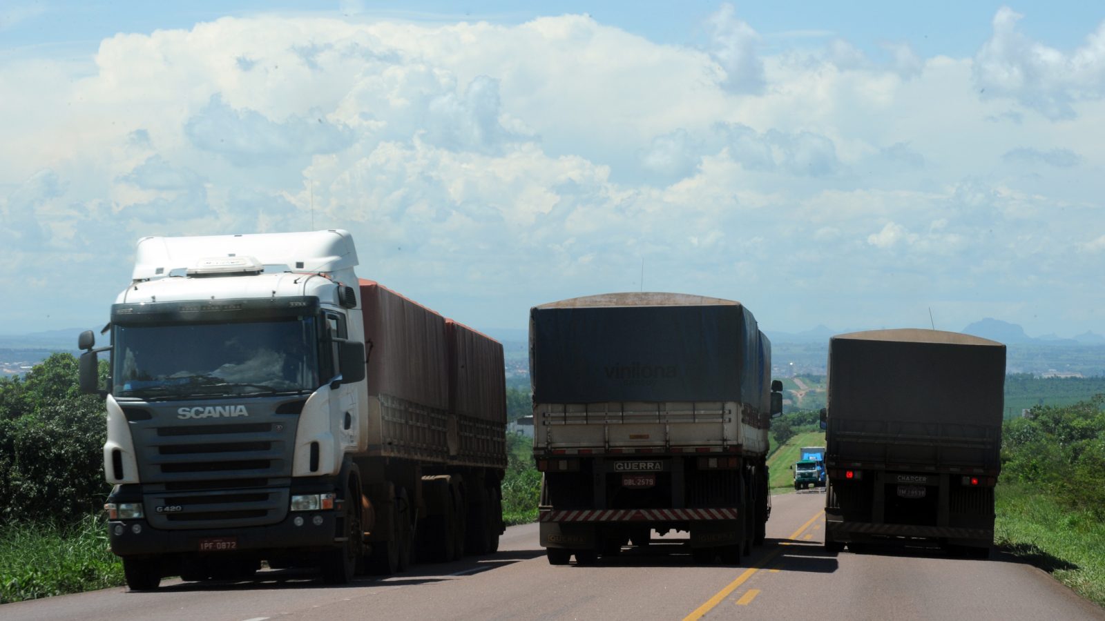 Caminhões transportando a produção agrícola pela BR-163, em Rondonópolis (MT).