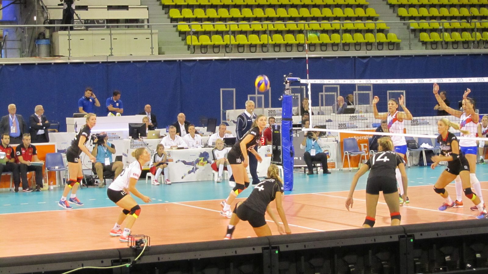 Partida de vôlei feminino