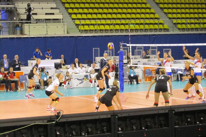 Partida de vôlei feminino
