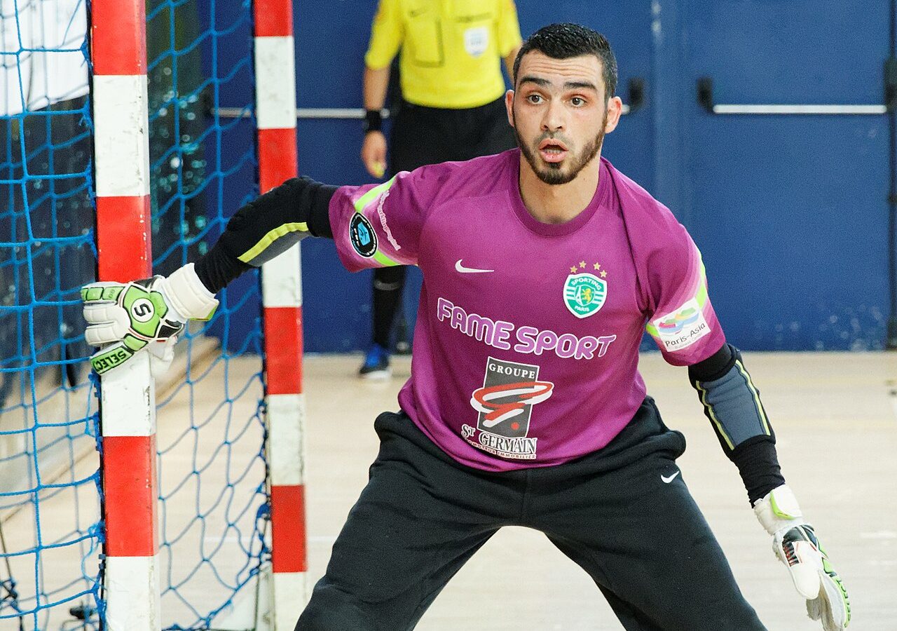 Goleiro de futsal em quadra