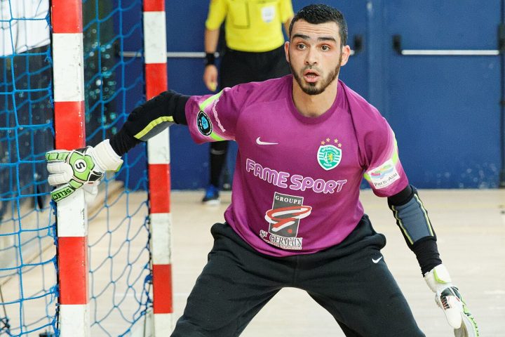 Goleiro de futsal em quadra