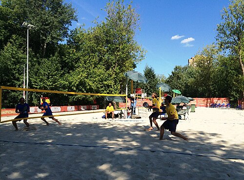 Partida de beach tennis em quadra de areia