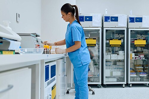 Profissional em laboratório de análises clínicas