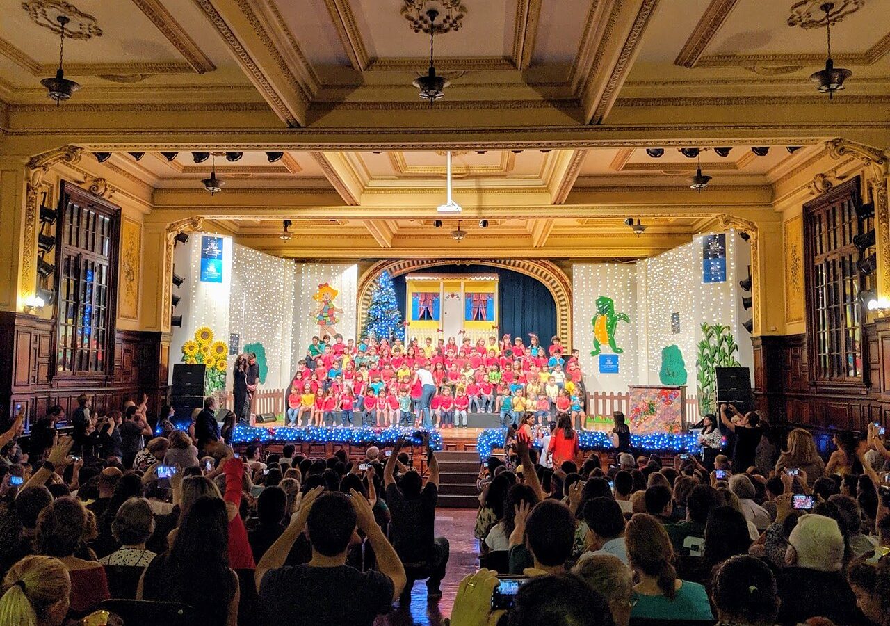Apresentação teatral de estudantes