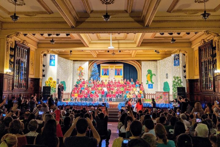 Apresentação teatral de estudantes
