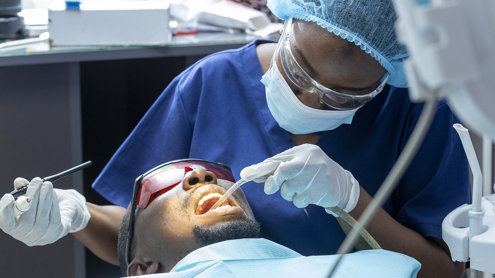 Atendimento odontológico em consultório