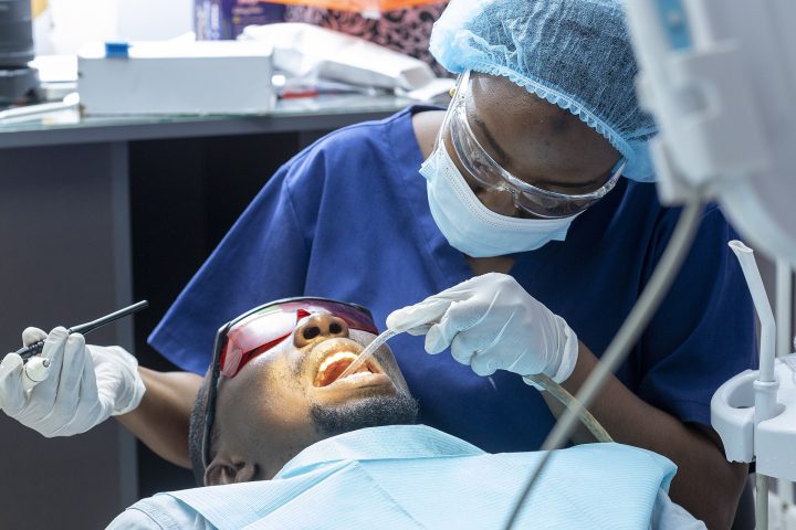 Atendimento odontológico em consultório