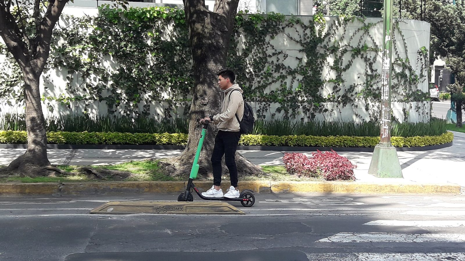 Condutor de patinete elétrico na cidade